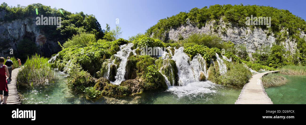 Les lacs de Plitvice dans le parc national Plitvicka Jezera. La partie basse des lacs, cascade dans le lac Kaluderovac. L'Europe du Sud, Croatie Banque D'Images