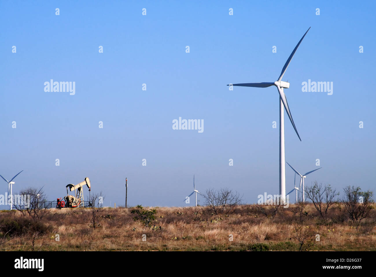 Texas Oil pumper et éoliennes Banque D'Images