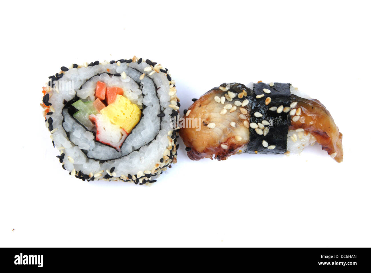 Maki sushi roll avec bordure de sésame et Anago sushi (sushi anguille de mer ) Banque D'Images