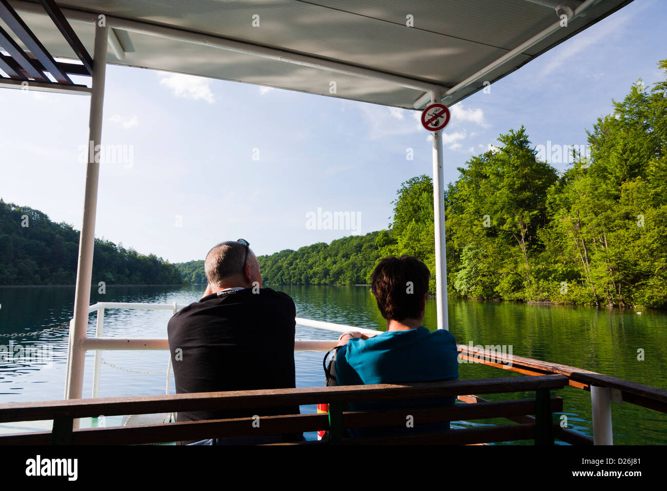 Les lacs de Plitvice dans le parc national Plitvicka Jezera. Les visiteurs qui prennent une croisière sur le lac Kozjak. L'Europe du Sud, Croatie Banque D'Images