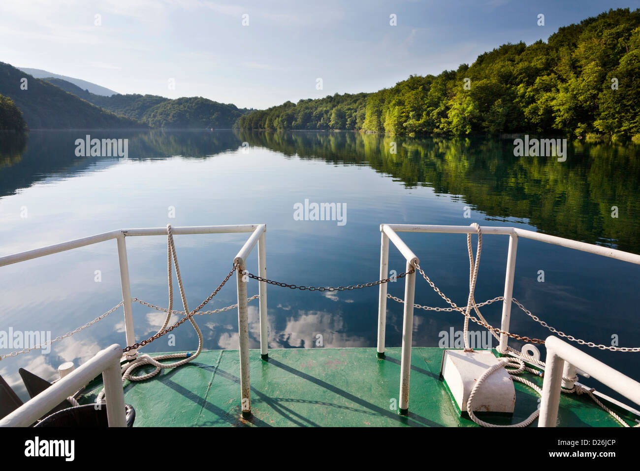Les lacs de Plitvice dans le parc national Plitvicka Jezera. Les visiteurs qui prennent une croisière sur le lac Kozjak. L'Europe du Sud, Croatie Banque D'Images