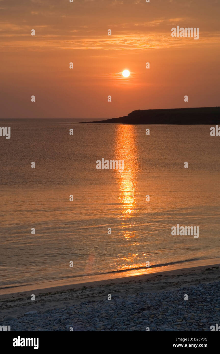 Coucher du soleil à Baie de Skaill, îles Orcades, en Écosse. Banque D'Images