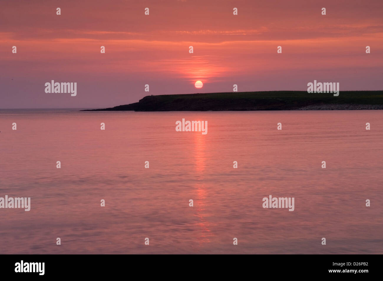 Coucher du soleil à Baie de Skaill, îles Orcades, en Écosse. Banque D'Images