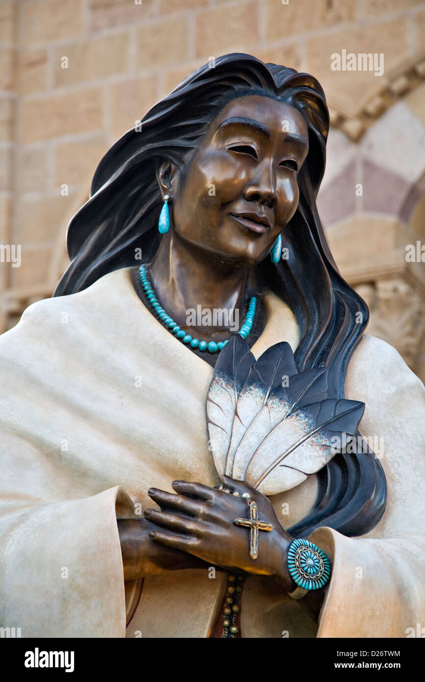 Statue en bronze de Kateri Tekakwitha à la Cathédrale Basilique de Saint François d'assise à Santa Fe, Nouveau Mexique Banque D'Images