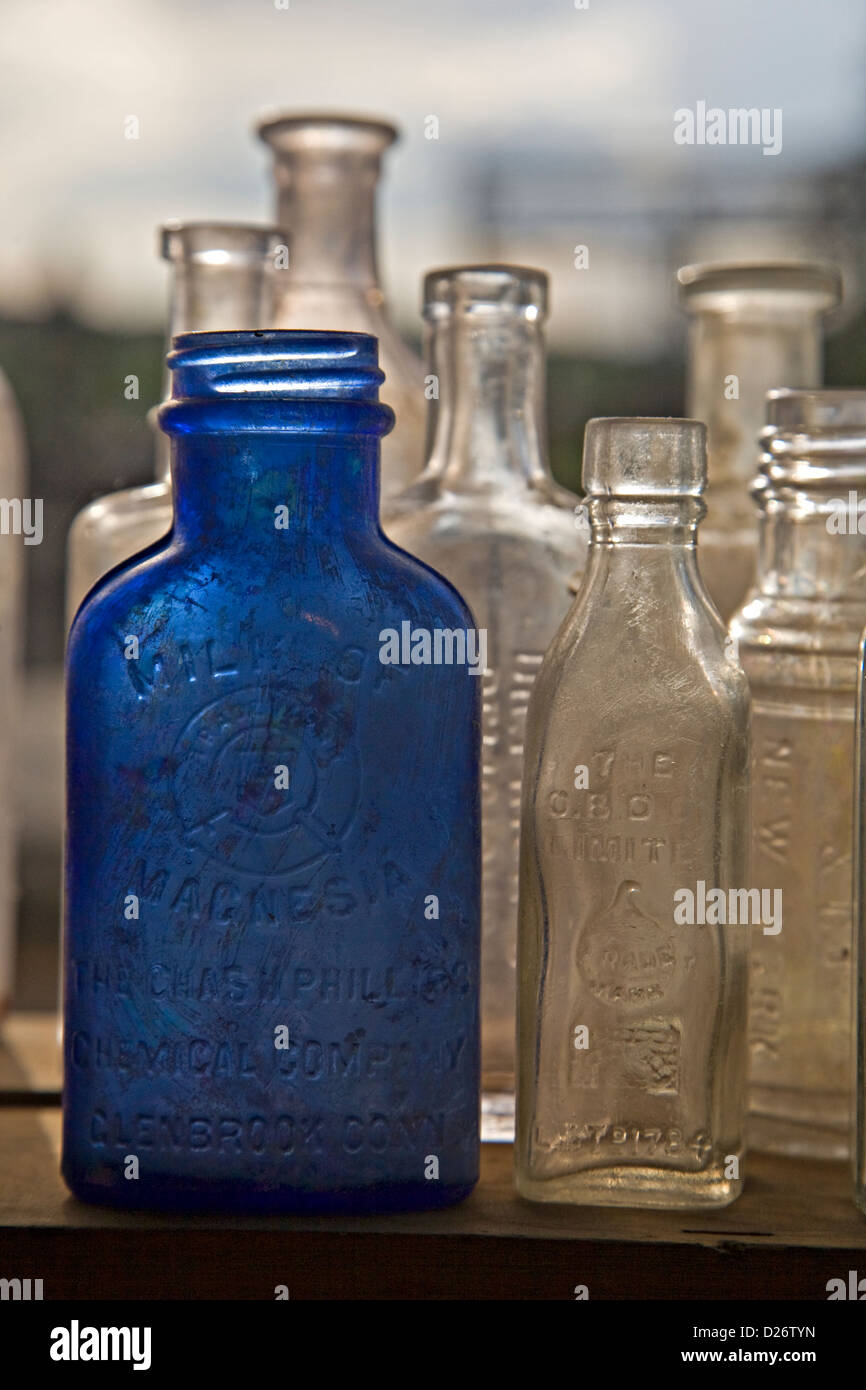 Vieux bouteilles vides sur le musée des mines de turquoise Cerrillos en Los Corrales, New Mexico Banque D'Images