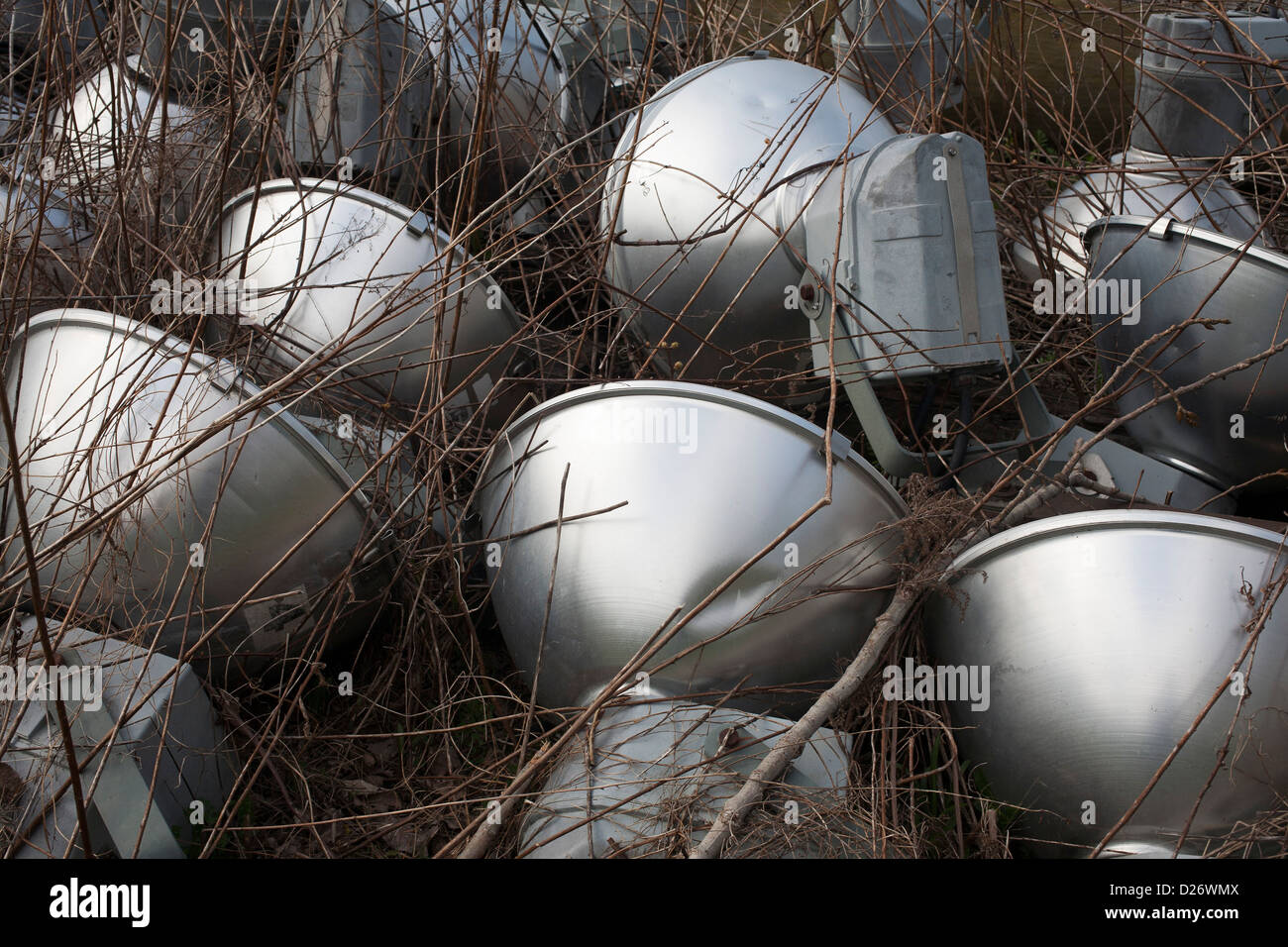 Lampes de rue sont abandonnés dans les mauvaises herbes dans une zone de la décharge municipale. Banque D'Images