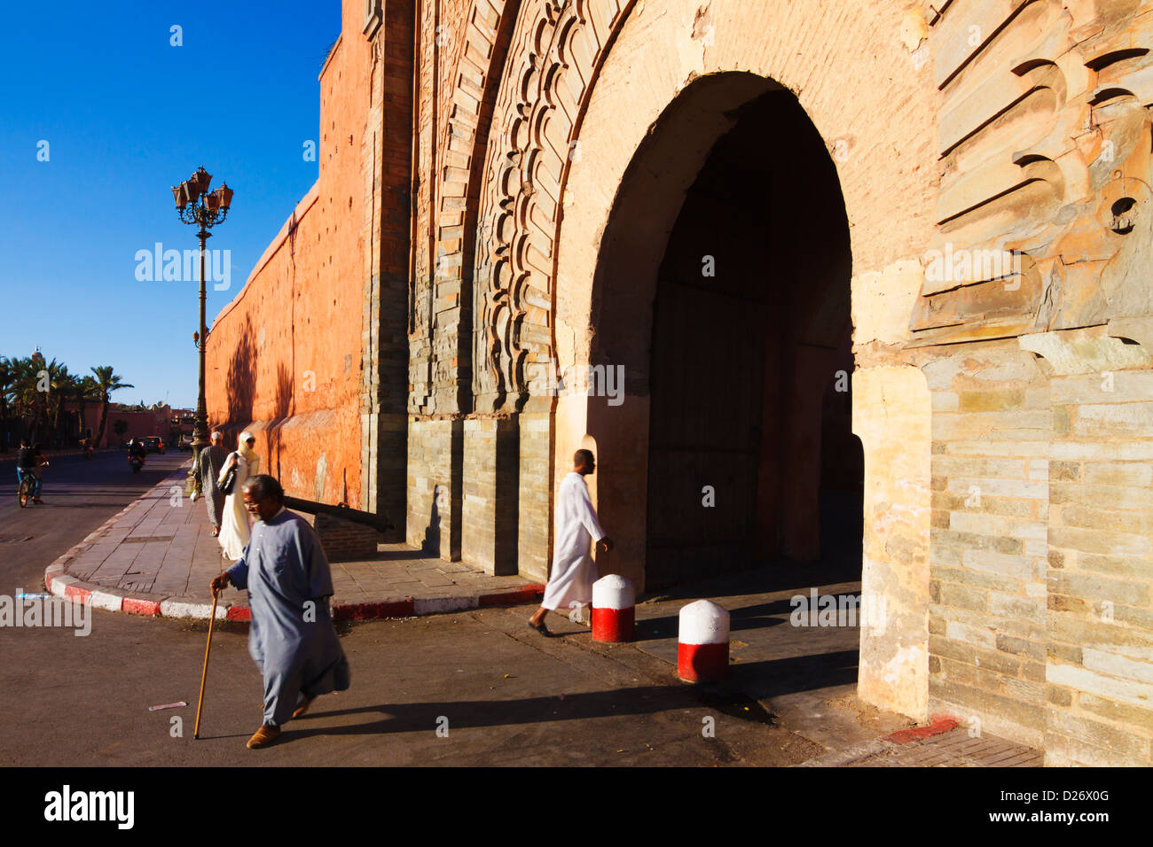 Bab Agnaou porte almohade, à l'entrée de la kasbah à Marrakech, Maroc Banque D'Images
