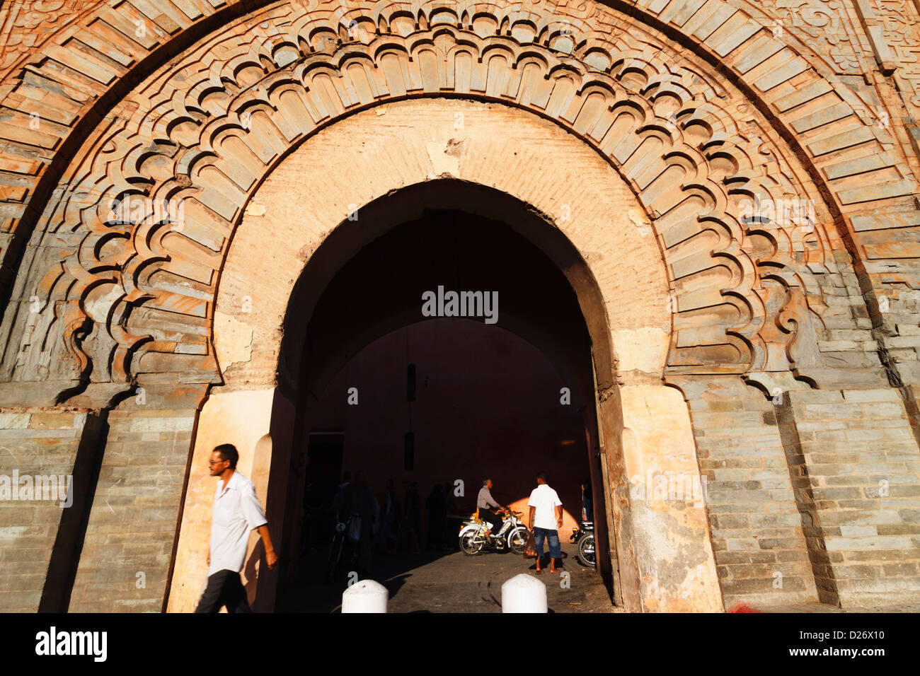 Bab Agnaou porte almohade, à l'entrée de la kasbah à Marrakech, Maroc Banque D'Images