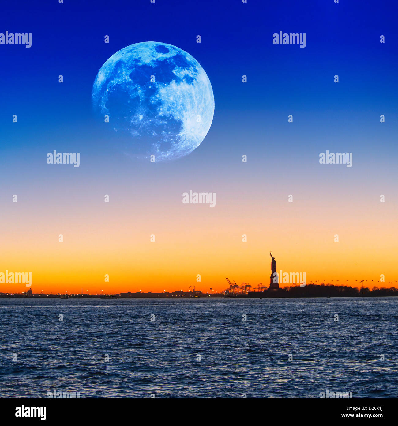 USA, New York City, Pleine lune au-dessus de la Statue de la Liberté Banque D'Images