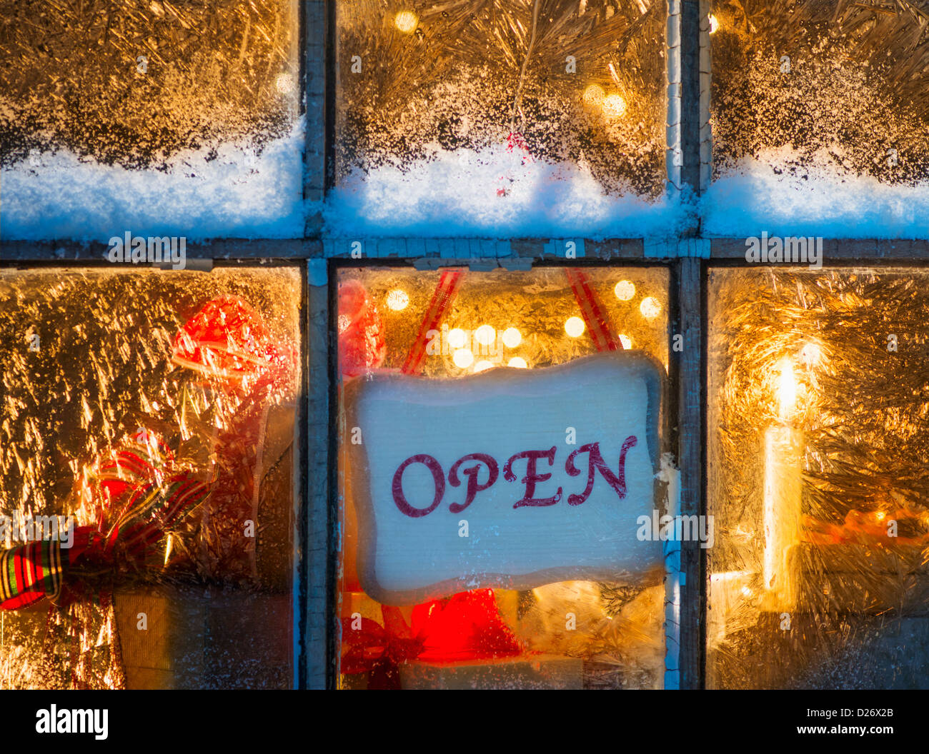 USA (New Jersey), Open sign hanging in fenêtre avec les lumières de Noël Banque D'Images