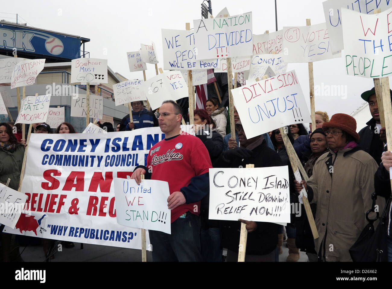 Les résidents de Coney Island, qui a été durement touchée par l'Ouragan Sandy, au "marcher un mille dans nos chaussures' sur l'événement 113, 2013. Banque D'Images Les résidents de Coney Island, qui a été durement touchée par l'Ouragan Sandy, au "marcher un mille dans nos chaussures' sur l'événement 113, 2013. Banque D'Images