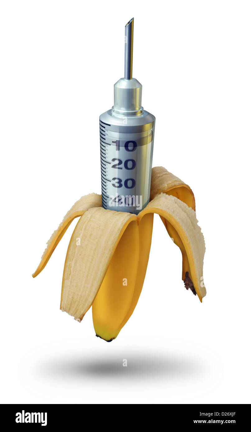 La modification génétique du gène de l'alimentation et de l'ingénierie de fruits et légumes comme une banane jaune pelées avec une seringue médicale comme un co Banque D'Images