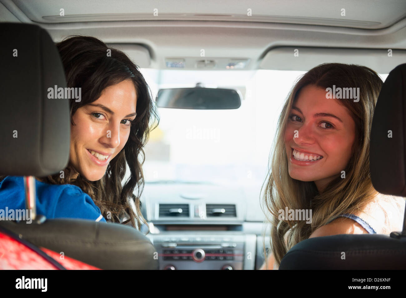 USA, New York State, Rockaway Beach, deux jeunes femmes dans... Banque D'Images