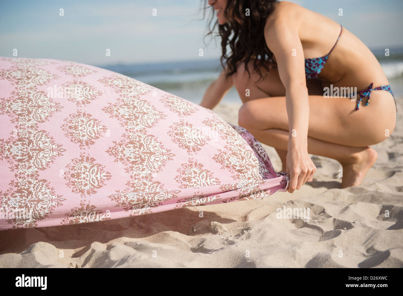 USA, New York State, Rockaway Beach, Woman on beach blanket Banque D'Images