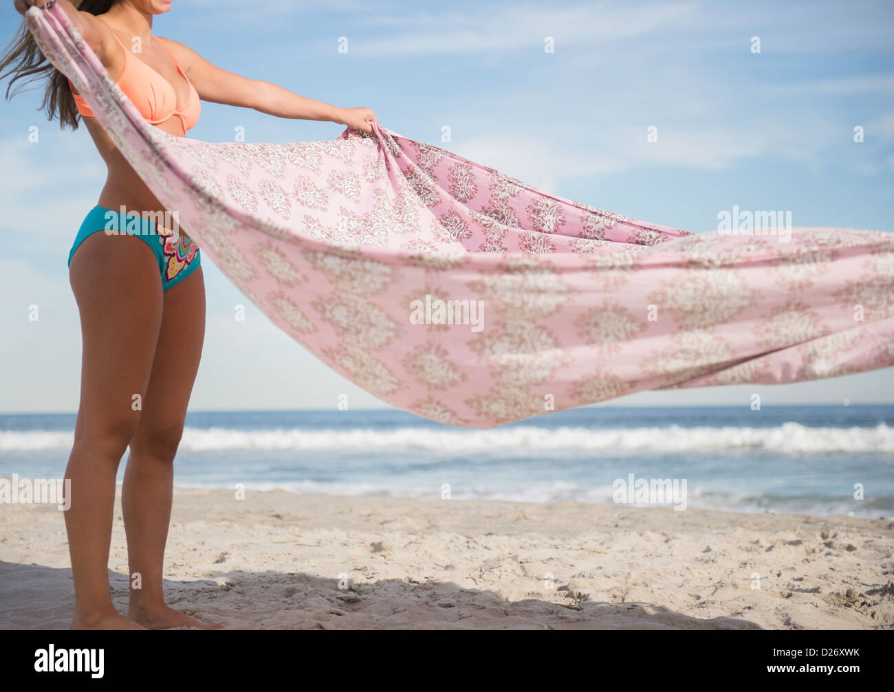 USA, New York State, Rockaway Beach, Woman on beach blanket Banque D'Images