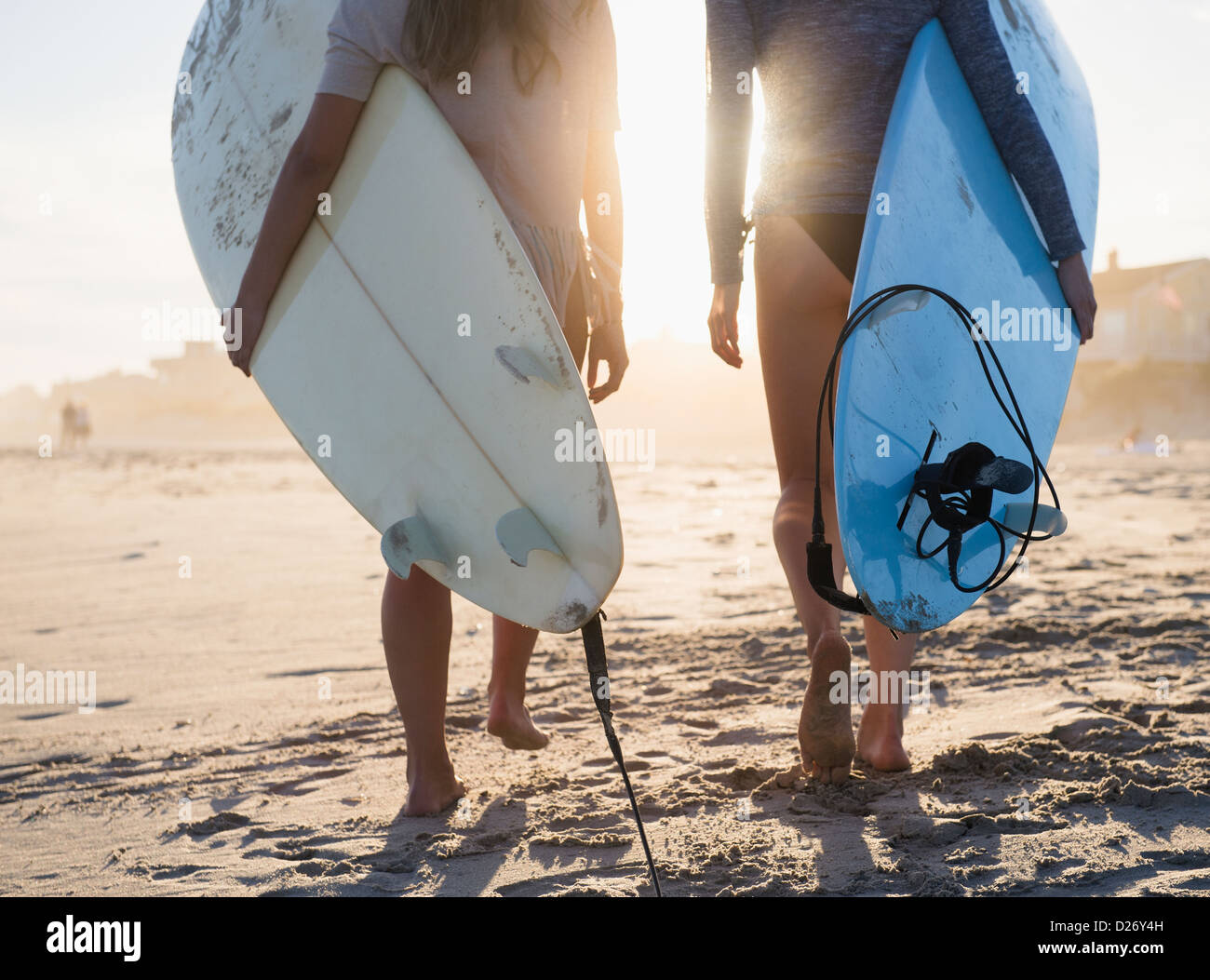 USA, New York State, Rockaway Beach, deux femmes surfers walking on beach Banque D'Images