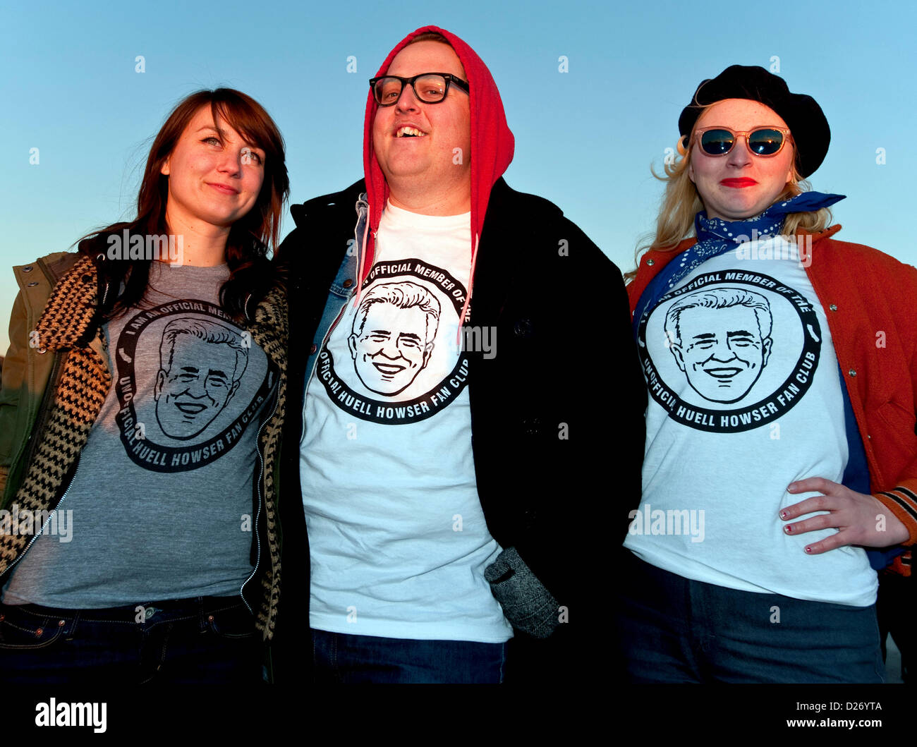 15 janvier 2013 - Los Angeles, Californie, États-Unis - de gauche, Cynthia KANIGOWSKI, CHRIS SIMICH, et Mark SIMICH, trois des membres officiels de l'officieux Huell Howser posent au Fan Club Observatoire Griffith après le monument rend hommage à la personnalité de la télévision bien-aimé Howser, qui est décédée d'un cancer dans sa maison de Palm Springs sur le 6 janvier à l'âge de 67 ans. Hôte de plusieurs salons du voyage de longue durée sur le réseau PBS, Howser était légendaire pour son enthousiasme sans borne, et rapports avec ceux qu'il a interviewés.(Image Crédit : © Brian Cahn/ZUMAPRESS.com) Banque D'Images