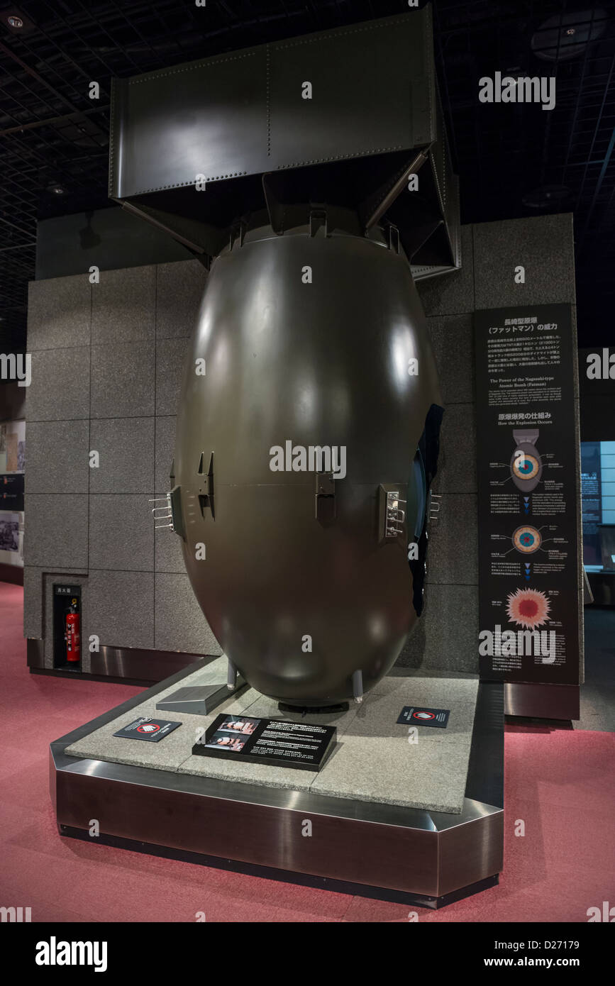 Une maquette pleine grandeur de la bombe atomique au plutonium 'Fat Man' abandonné sur Nagasaki Nagasaki dans le musée de la Bombe Atomique, Japon Banque D'Images