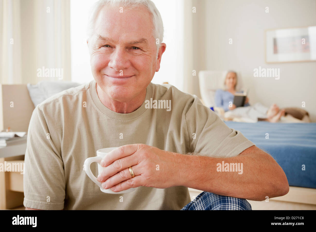Senior man holding Coffee cup and smiling Banque D'Images