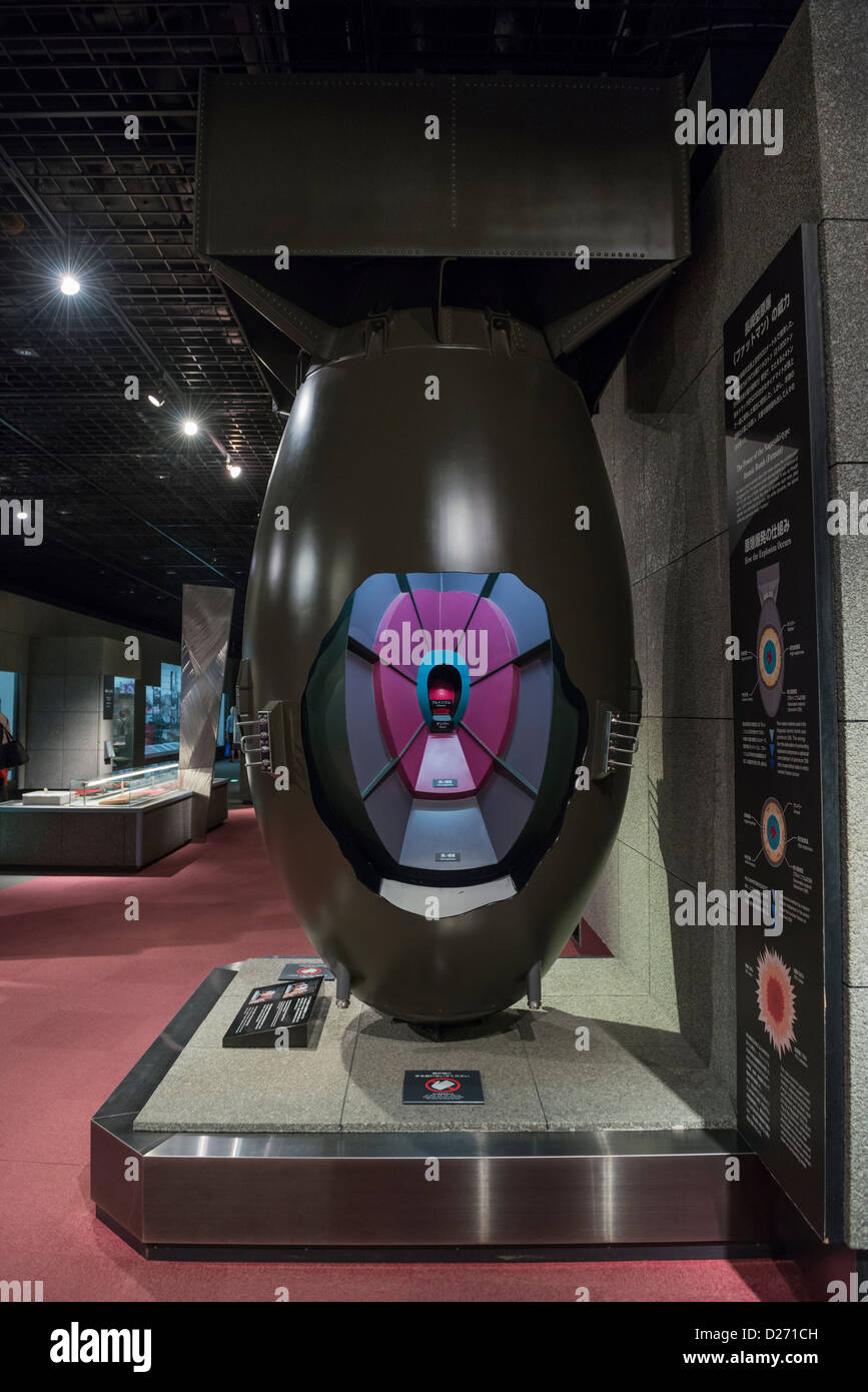 Une maquette pleine grandeur de la bombe atomique au plutonium 'Fat Man' abandonné sur Nagasaki Nagasaki dans le musée de la Bombe Atomique, Japon Banque D'Images