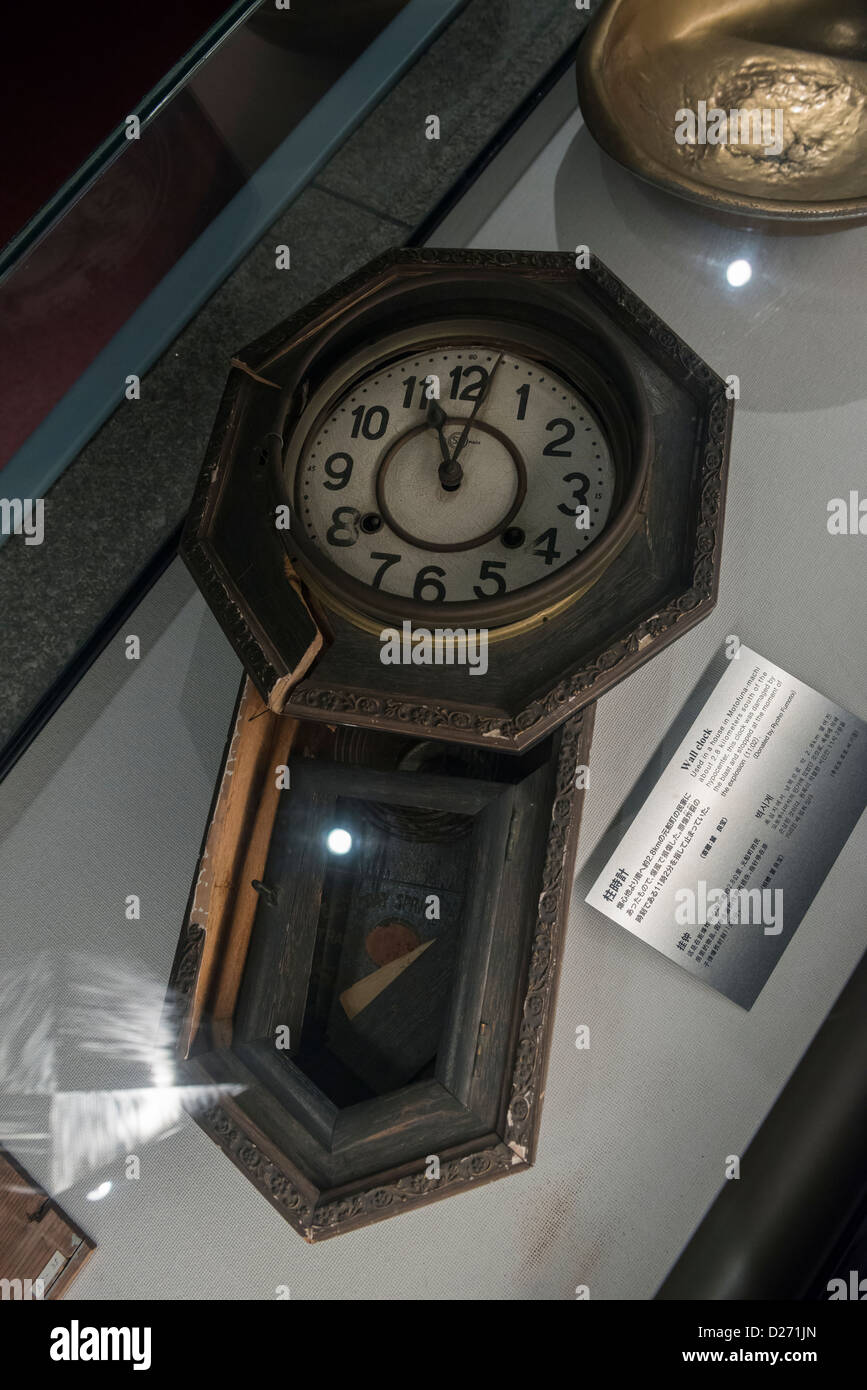Aiguilles d'horloge pour toujours gelés à 11.02h le jour de l'explosion d'une bombe atomique sur Nagasaki au Japon. Nagasaki Atomic Bomb Museum. Banque D'Images