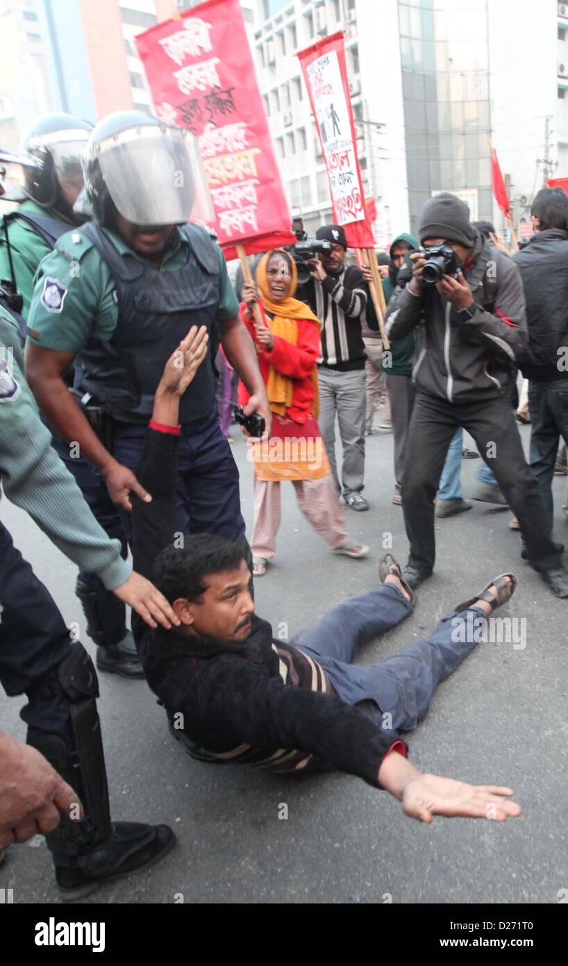 Dhaka, Bangladesh. 16 janvier 2013. Un affricated manifestant par la police et gaz spry essayer à gauche de la route lors d'une demi-journée de grève à Paltan à Dhaka le mercredi. Trois groupes de gauche, y compris le Parti communiste du Bangladesh (OPC), Bangladesher Samajtantrik Dal (BaSaD) et l'Ganatantrik Baam Morcha a imposé la grève pour protester contre la hausse des prix de mazout. Â© Monirul Alam (crédit Image : © Monirul Alam/ZUMAPRESS.com) Banque D'Images