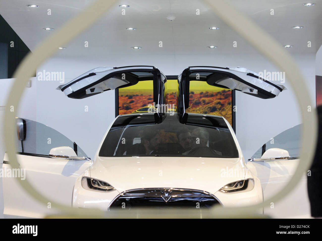 Le Tesla Model X est inauguré sur la première journée de la presse à la North American International Auto Show (NAIAS) à Detroit, USA, 14 janvier 2013. NAIAS ouvert officiellement le 14 janvier 2013 pour la presse et les revendeurs et est ouvert pour le grand public du 19 janvier au 27 janvier 2013. Photo : ULI DECK Banque D'Images