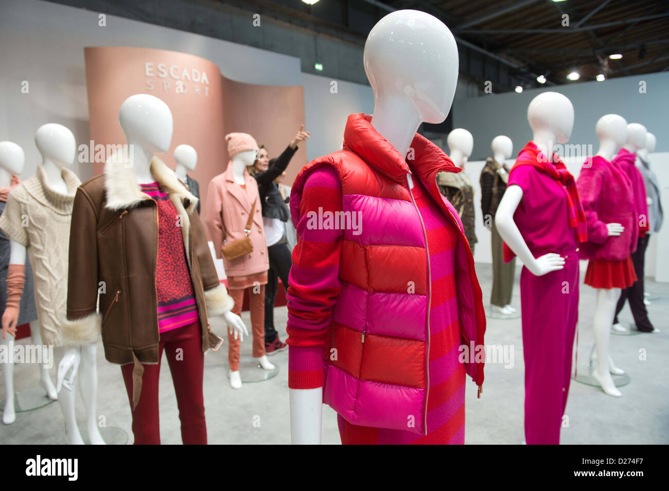 Visiteurs regardez l'étiquette Escada Sport lors du salon la prime à Berlin, Allemagne, 15. Janvier 2013. Les présentations des collections automne/hiver 2013/2014 lieu lieu du 15 au 17 janvier 2013. Photo : Maurizio Gambarini/dpa Banque D'Images