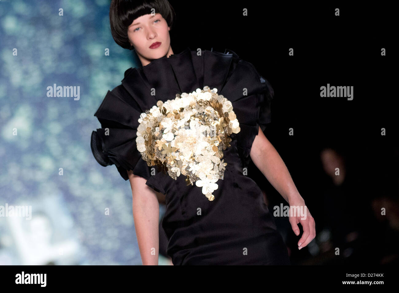 Un modèle présente une création à la Kilian Kerner montrer lors de la Mercedes-Benz Fashion Week à Berlin, Allemagne, 15 janvier 2013. Les présentations des collections automne/hiver 2013/2014 se déroulera du 15 au 18 janvier 2013. Photo : Maurizio Gambarini/dpa Banque D'Images