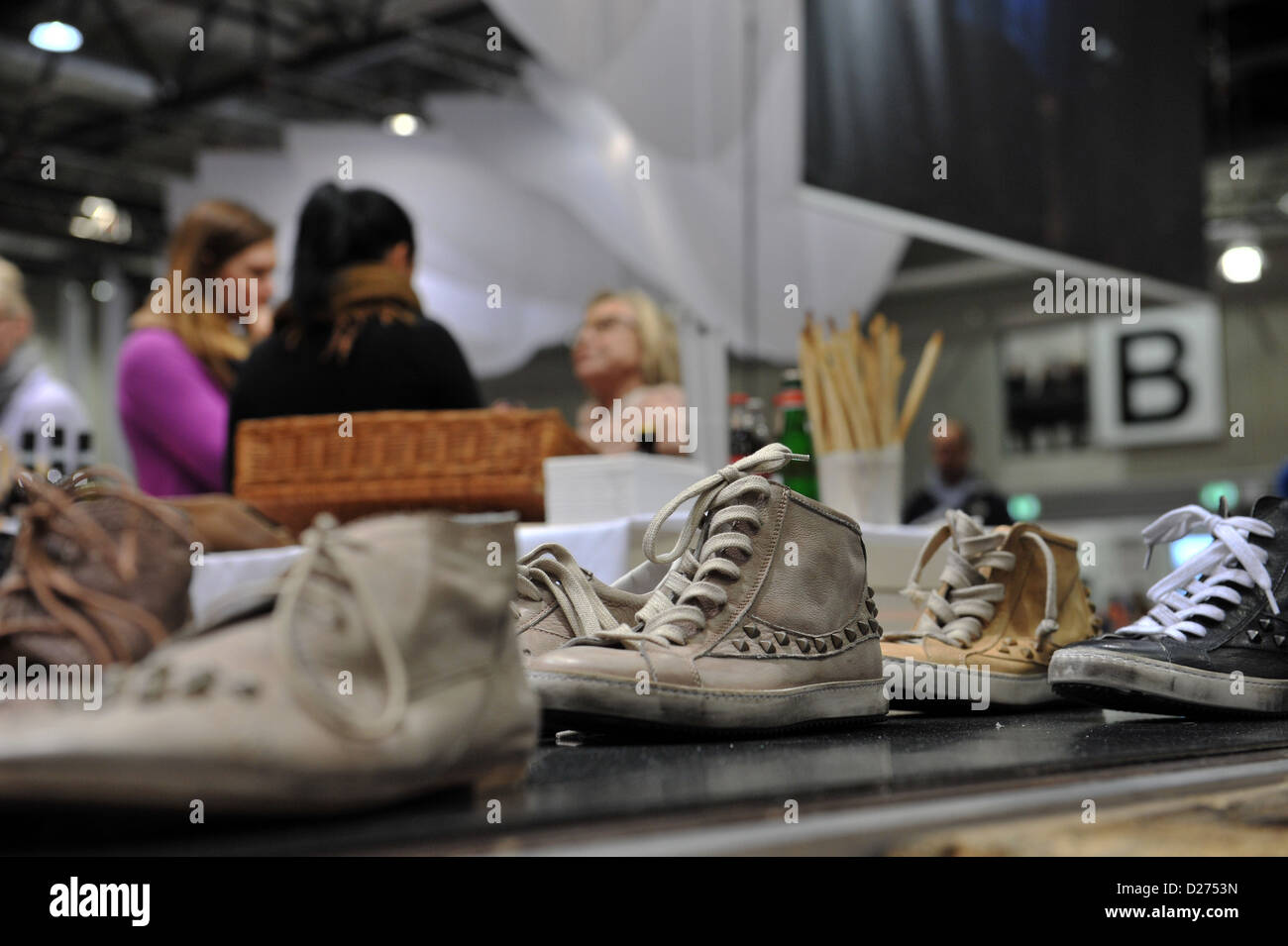 Regardez les visiteurs de chaussures label allemand Liebeskind durant la foire de Berlin Panorama à ExpoCenter de l'aéroport Schönefeld à Berlin, Allemagne, 15 janvier 2013. Les présentations des collections automne/hiver 2013/2014 se déroulera du 15 au 17 janvier 2013. Photo : Paul Zinken/dpa Banque D'Images