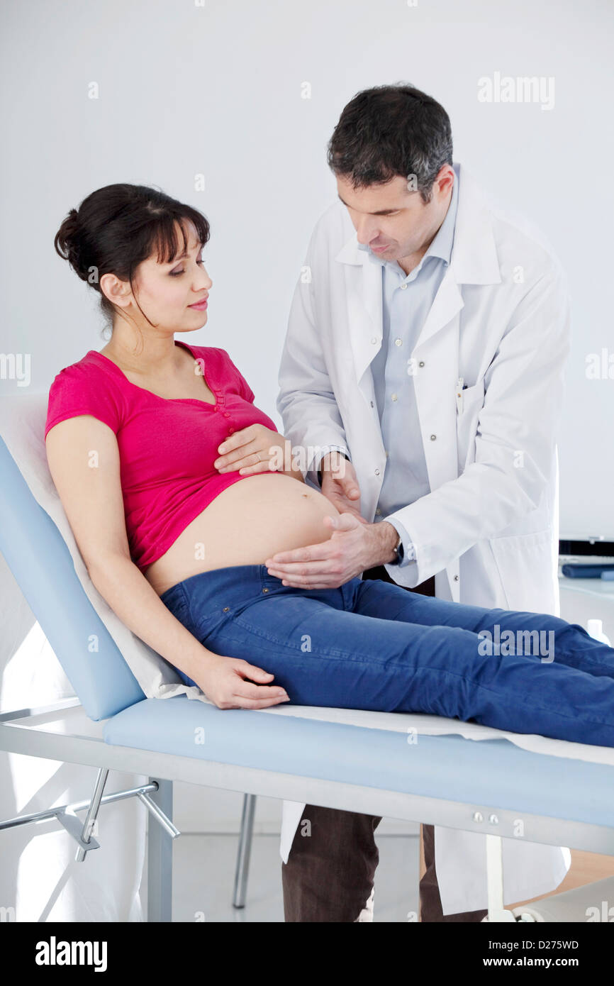 La palpation de l'ABDOMEN FEMME ENCEINTE Banque D'Images