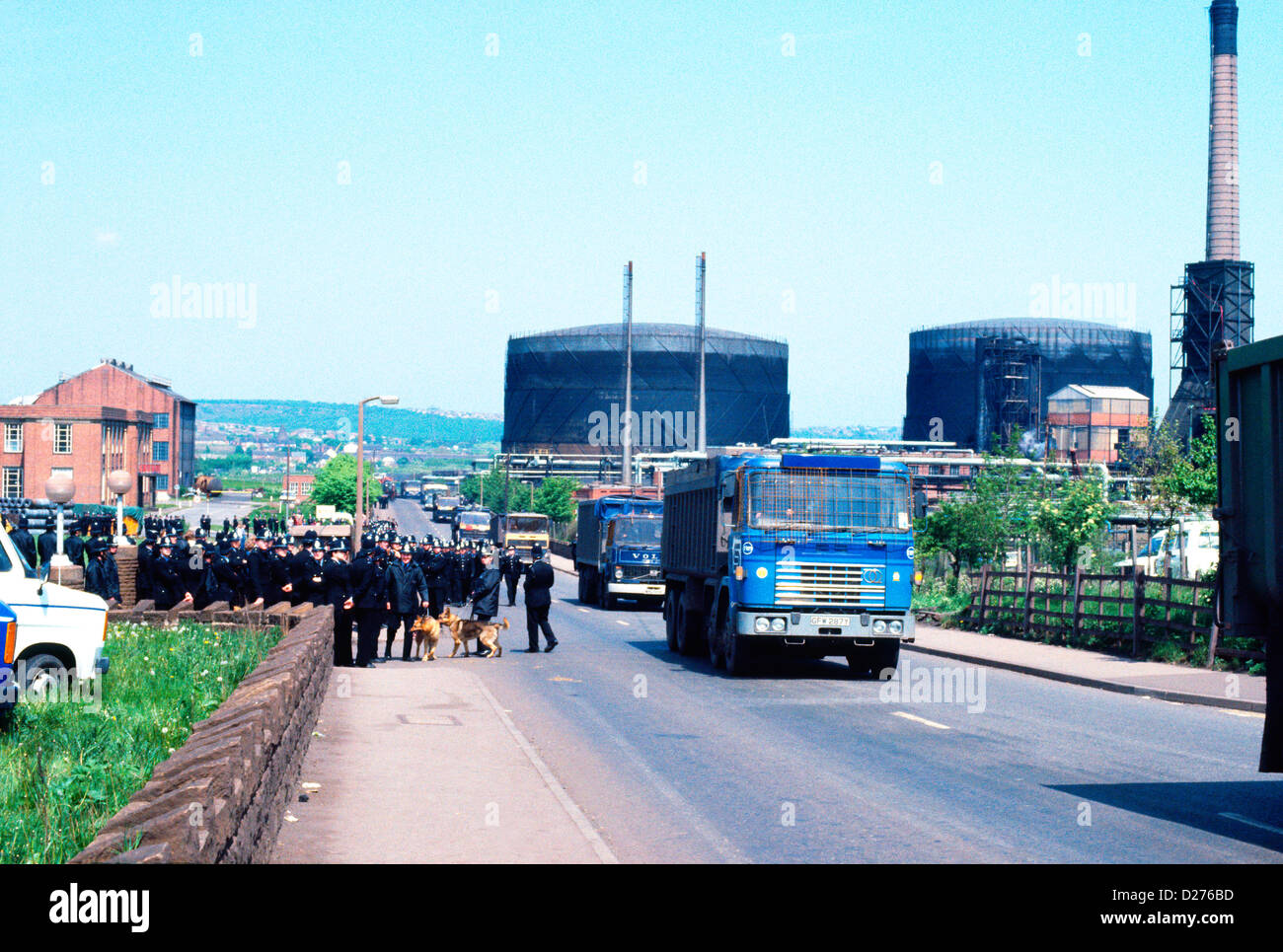 Fournir des camions de charbon charbon à la Cokerie Orgreave à Sheffield pendant la grève des mineurs de National 1984 Banque D'Images