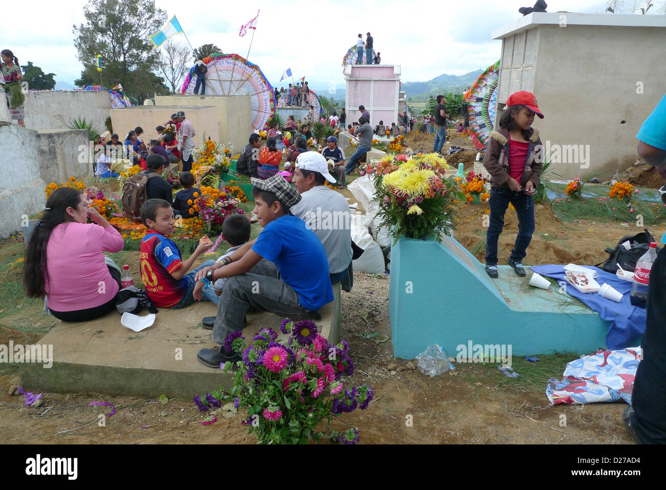 Guatemala - Jour des morts célébrations à Santiago Sacatepequez. Assis sur les tombes des familles de défunts. Banque D'Images