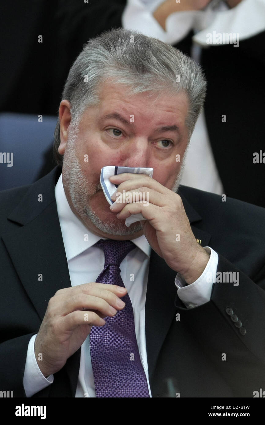 Mainz, Allemagne. 16 janvier 2013. Premier ministre de Rhénanie-palatinat Kurt Beck essuie son nez à l'état le parlement à Mainz, Allemagne, 16 janvier 2013. Aujourd'hui, ancien ministre de la santé de la Rhénanie-Palatinat Dreyer assumera la fonction de Premier ministre Beck, qui a démissionné pour raisons de santé. Photo : FREDRIK VON ERICHSEN Banque D'Images
