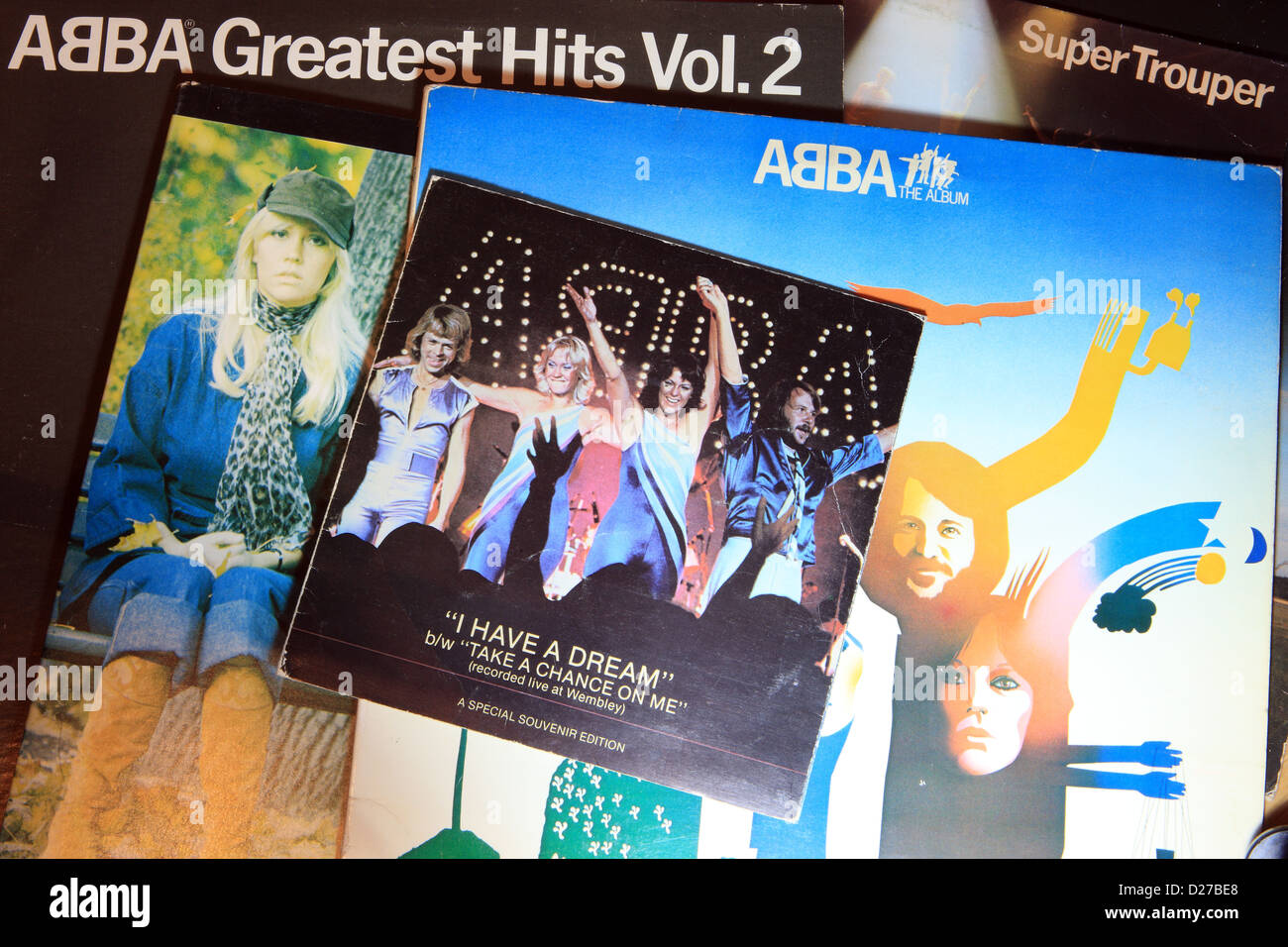 Abba LP's et d'un disque vinyle dans une pile Banque D'Images