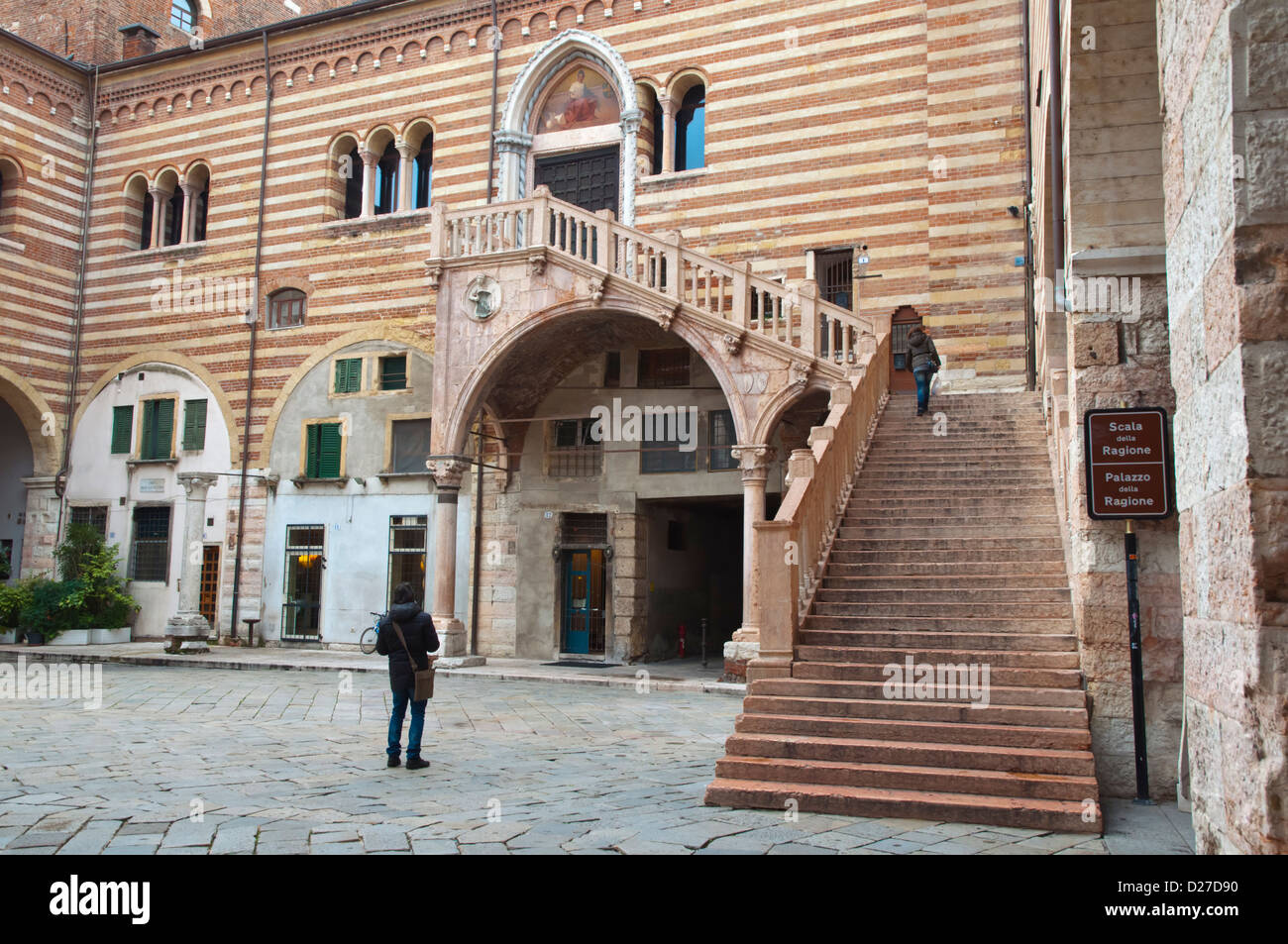 Scala della Ragione escaliers, Cortile del Mercato Vecchio, Vérone, Vénétie, Italie du nord Banque D'Images