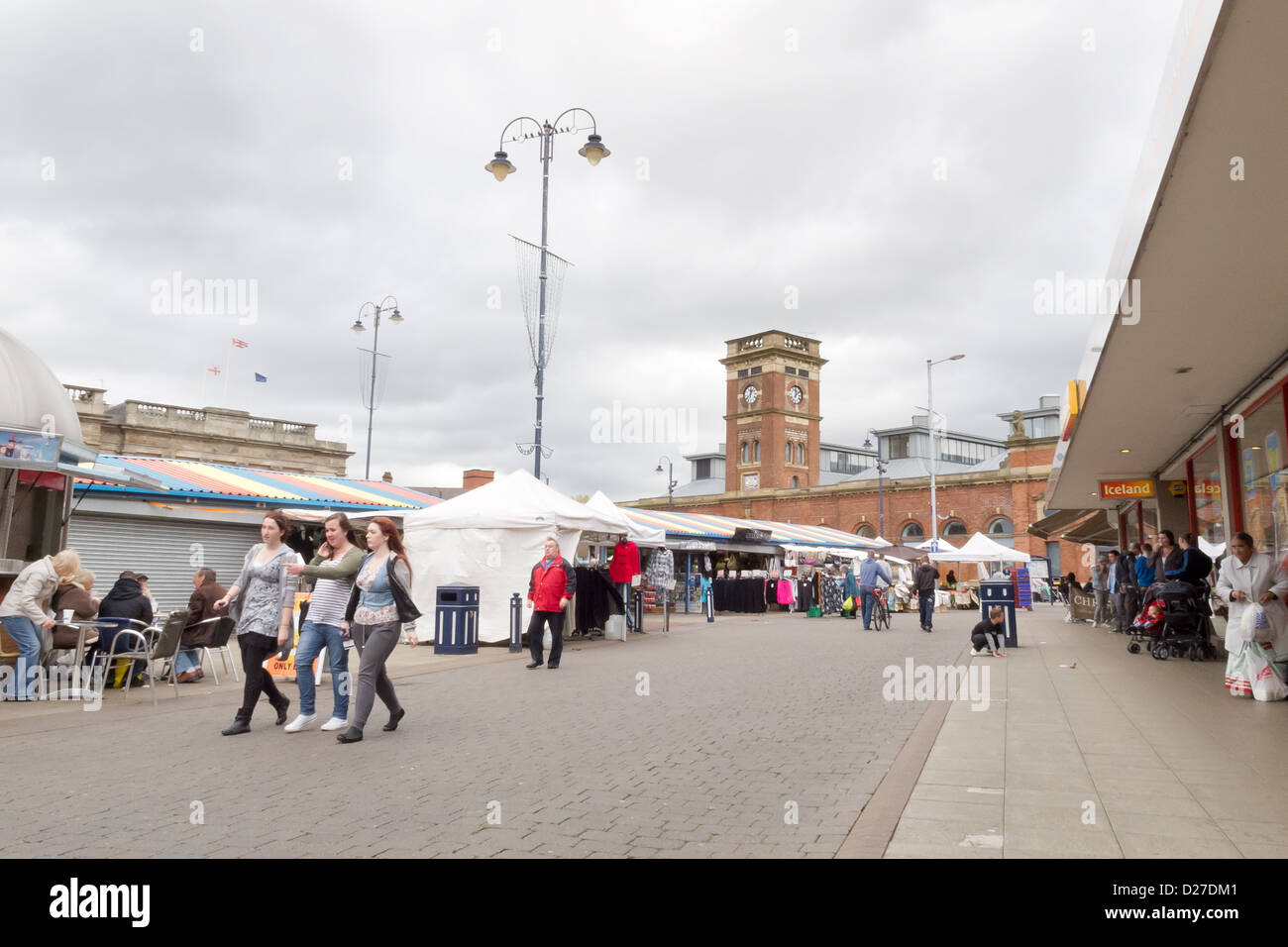 En vertu de l'Ashton Lyne - Greater Manchester marché plein air Banque D'Images