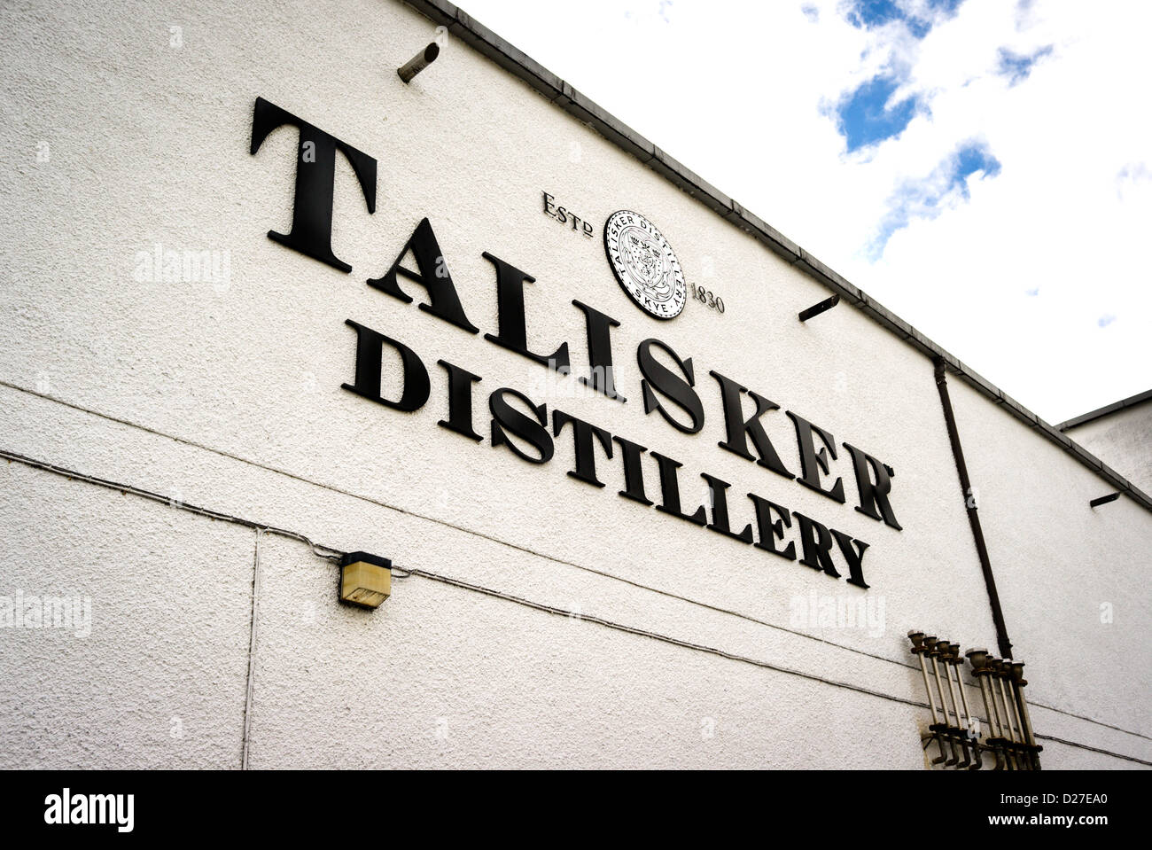 La Distillerie TALISKER sgin sur bâtiment de production à Carbost Ile de Skye Scotland UK UE Banque D'Images