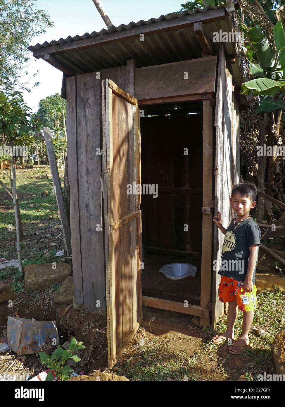 Cambodge - garçon et de latrines Banque D'Images