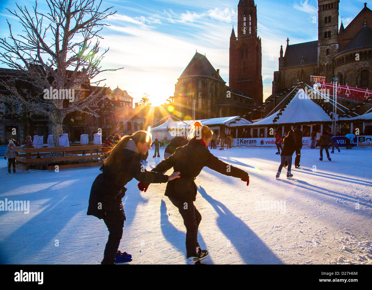 Le patinage et marché de Noël sur la place Vrijthof dans le centre-ville historique, l'Église Basilique Saint-servais. Maastricht, Pays-Bas Banque D'Images