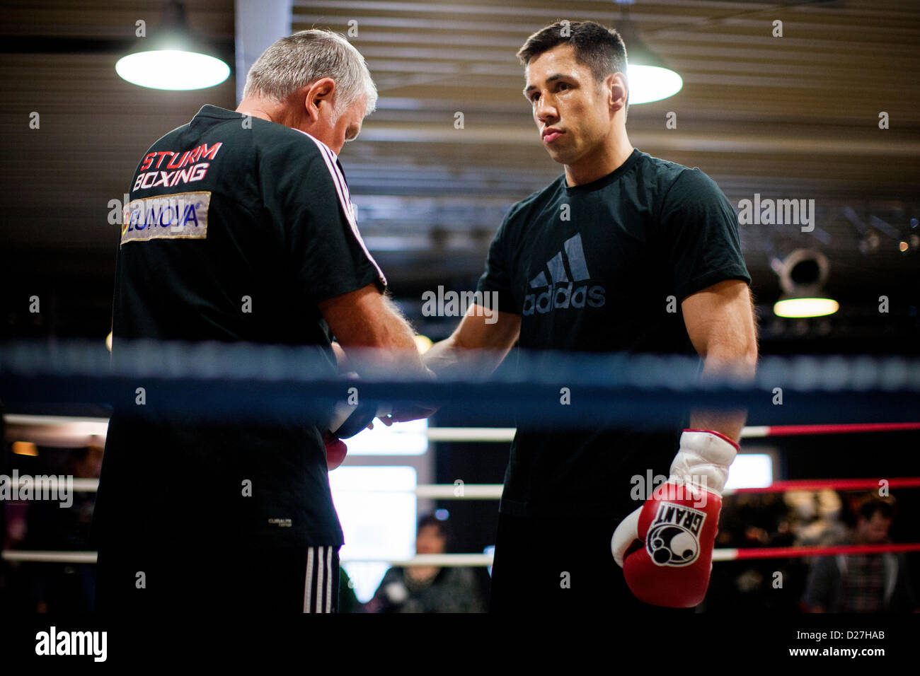 Cologne, Allemagne. 16 janvier 2013. L'allemand Felix Sturm boxeur poids moyen (R) et son entraîneur Fritz Sdunek se préparer à la lutte contre le boxeur australien Soliman à Düsseldorf le 01 février, à sa salle de sport à Cologne, Allemagne, 16 janvier 2013. Photo : ROLF VENNENBERND Banque D'Images