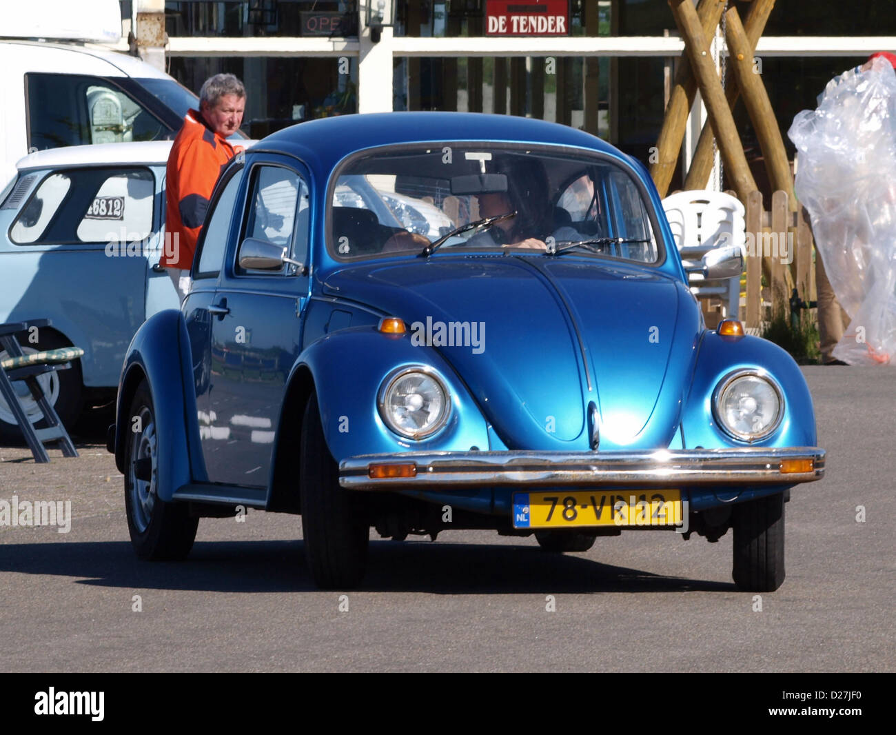 La Volkswagen Beetle 1978, une automobile classique connue pour son design compact, sa carrosserie arrondie et son moteur refroidi par air, représente une pièce emblématique de l’histoire automobile. Elle reste une voiture bien-aimée parmi les collectionneurs et les passionnés. Banque D'Images