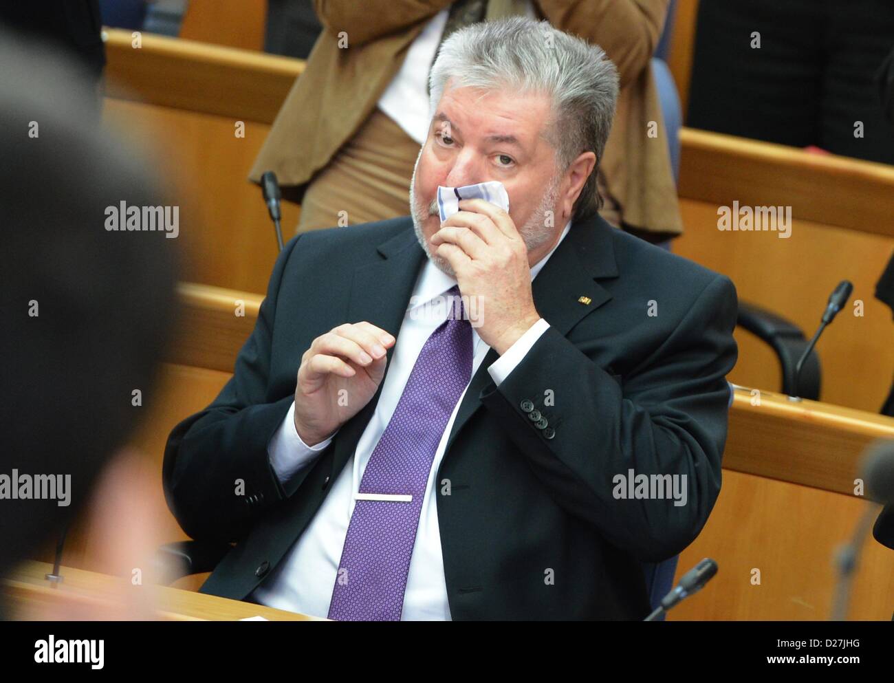 Mainz, Allemagne. 16 janvier 2013. Premier ministre sortant de Rhénanie-palatinat Kurt Beck efface le nez en l'état le parlement à Mainz, Allemagne, 16 janvier 2013. L'ancien ministre de la santé de la Rhénanie-Palatinat Dreyer assume la fonction de Premier ministre Beck, qui a démissionné pour raisons de santé. Photo : ARNE DEDERT Banque D'Images