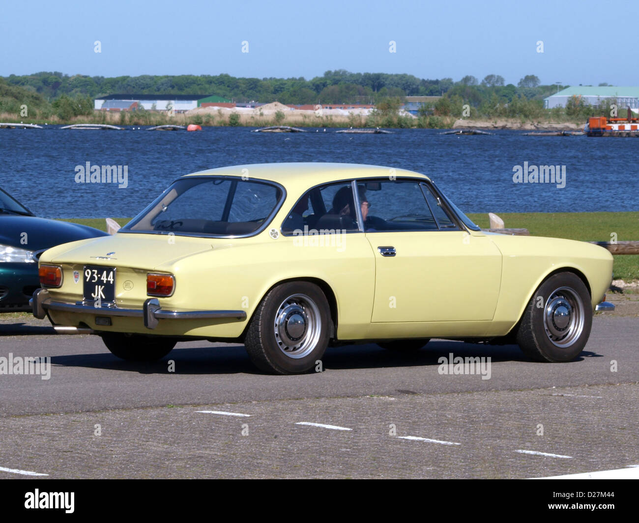L'Alfa Romeo 1750 GTV 1969 est un coupé sportif italien classique connu pour son design élégant et ses performances exceptionnelles. Il est admiré par les collectionneurs pour ses lignes élégantes et son ingénierie de haute qualité. Banque D'Images