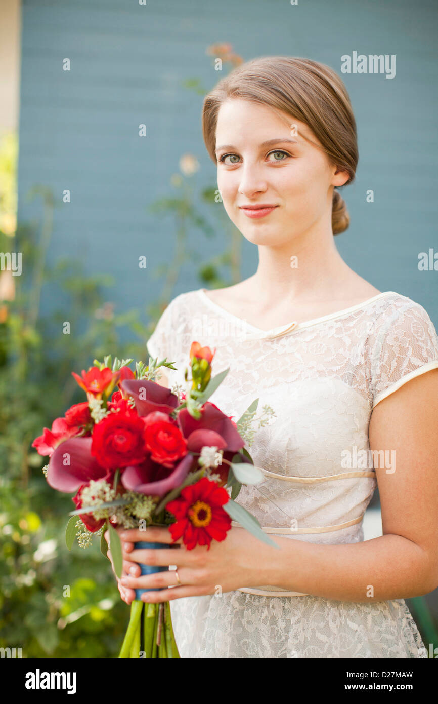 USA, Utah, Provo, Portrait of bride holding bouquet Banque D'Images