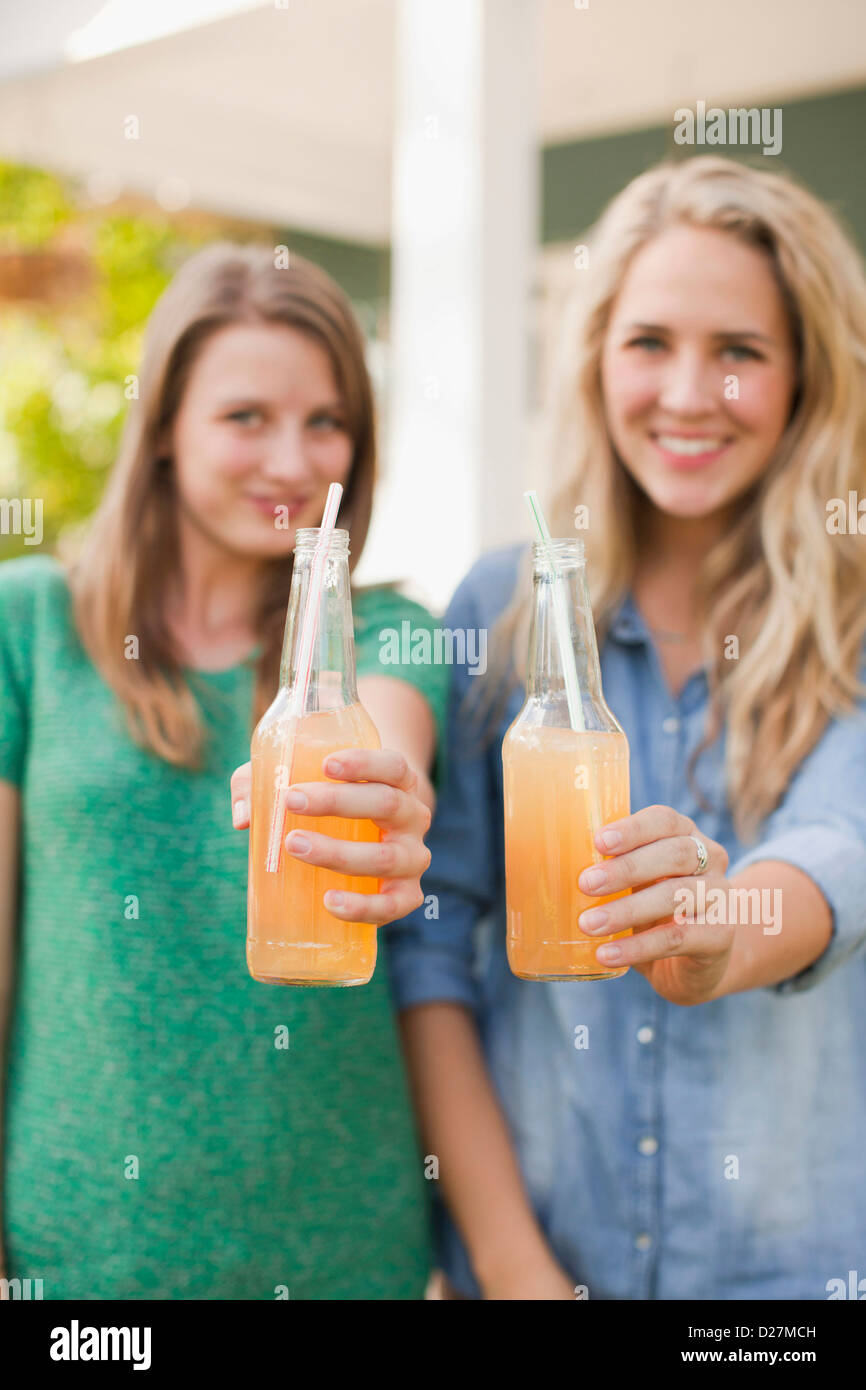 USA, Utah, Provo, deux jeunes femmes avec soda à se concentrer Banque D'Images