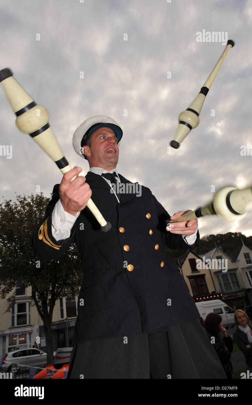 Jongleur avec quilles dans l'uniforme de la marine Banque D'Images