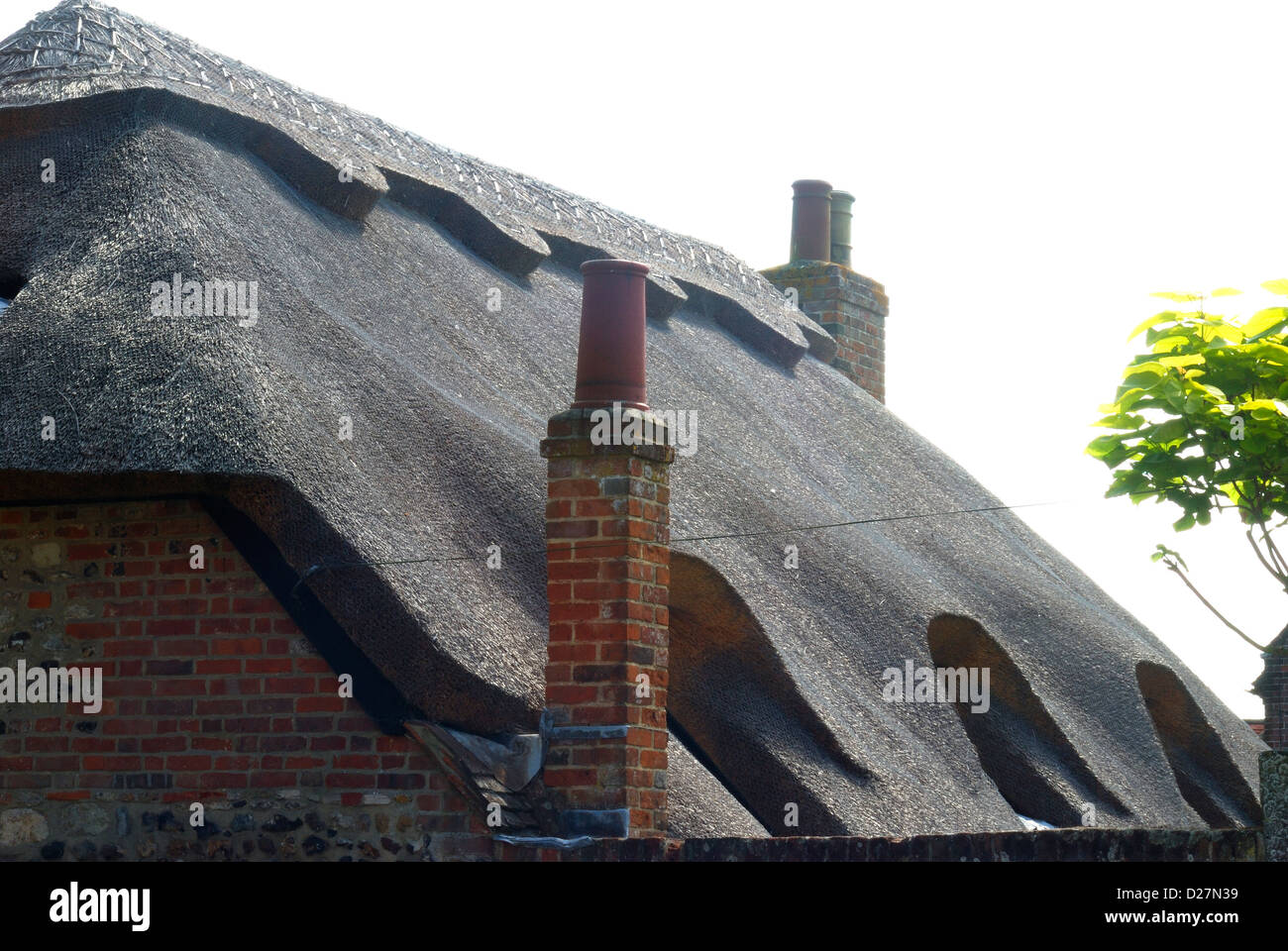 Toit de chaume et de brique de lampe sur cottage en Bosham. West Sussex. L'Angleterre Banque D'Images