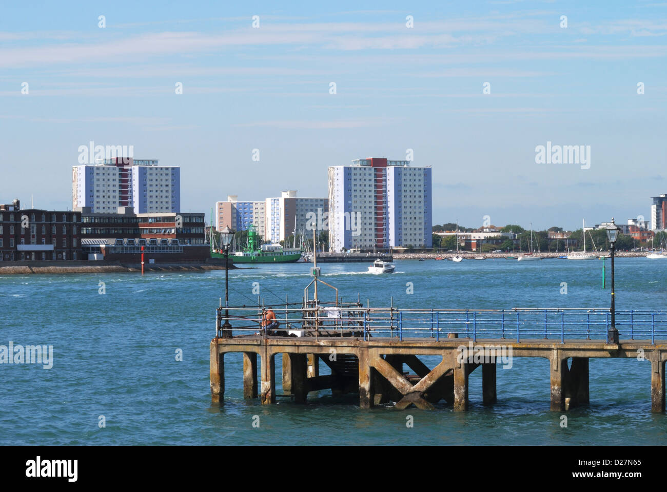 Vue sur le port de Portsmouth à Haslar Marina de Gunwharf Quays. Le Hampshire. L'Angleterre Banque D'Images