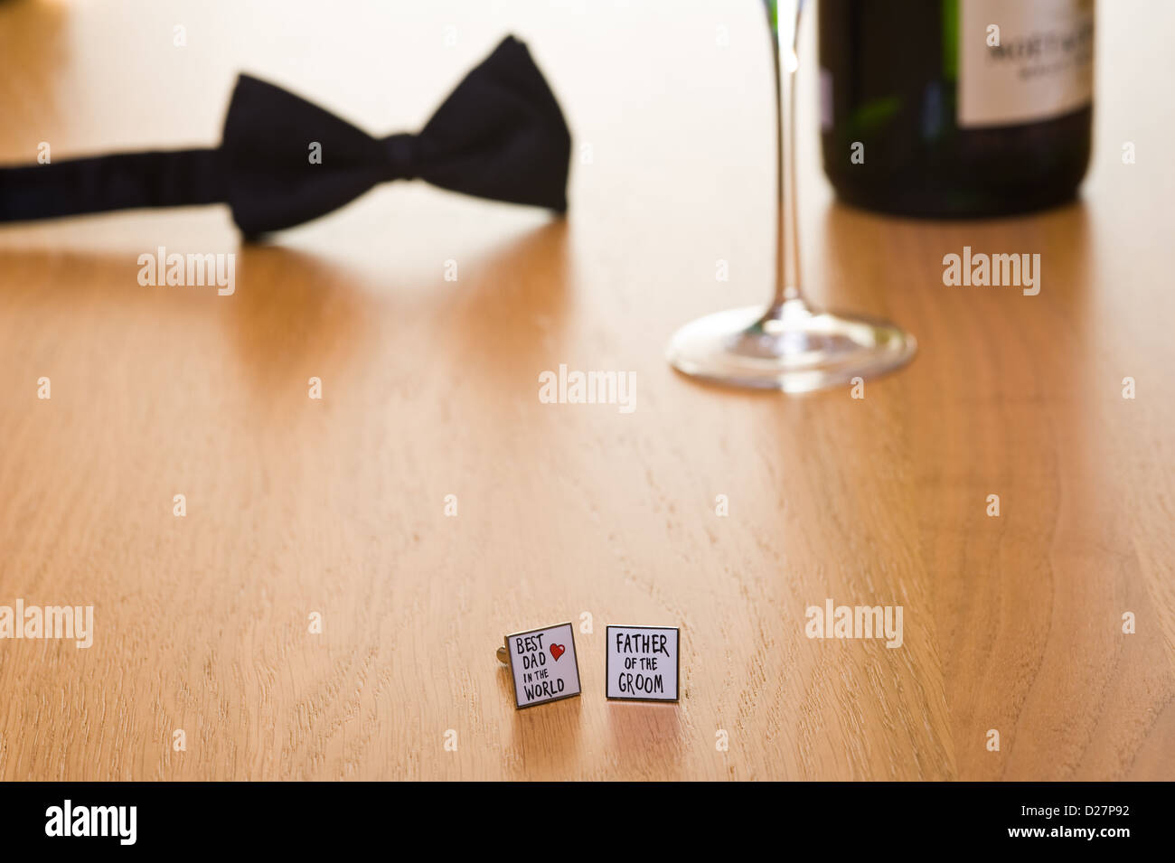 Noeud papillon et les boutons de manchette sur une table avec une bouteille de verre et blade 2. Banque D'Images
